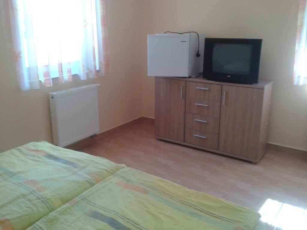 Hatarmenti Vendeghaz Zsira Kamer foto