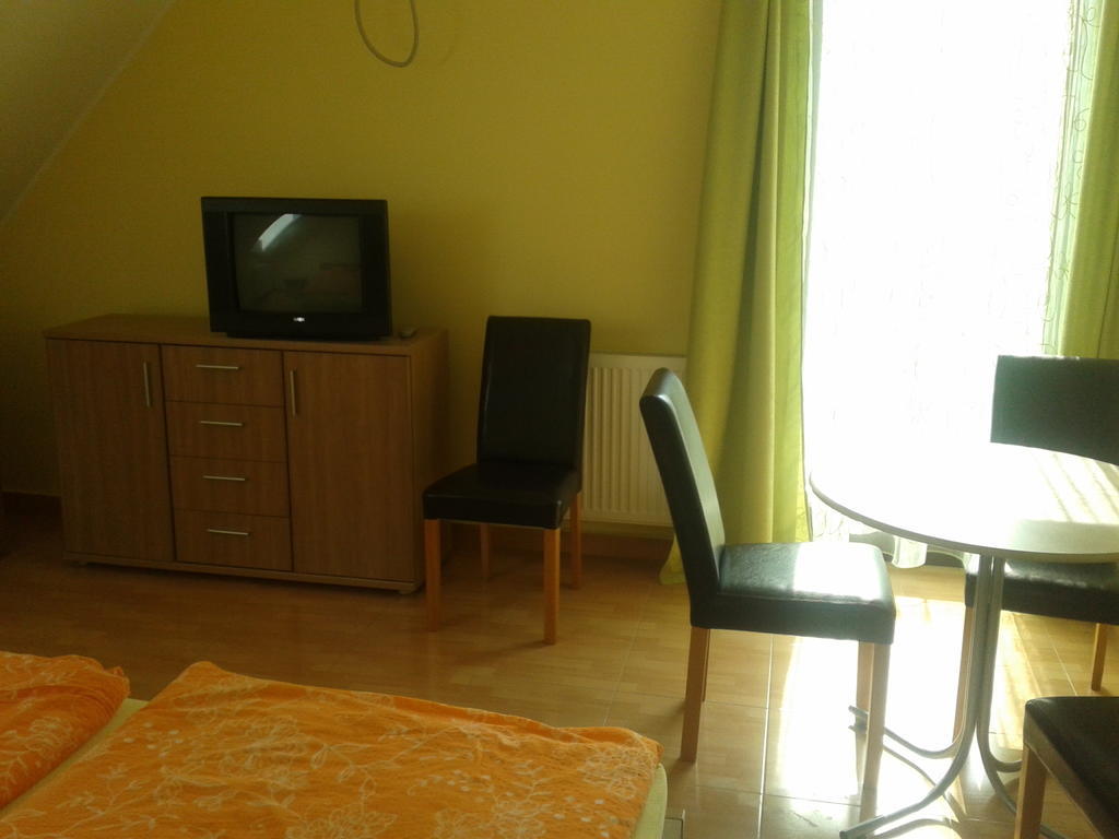 Hatarmenti Vendeghaz Zsira Kamer foto