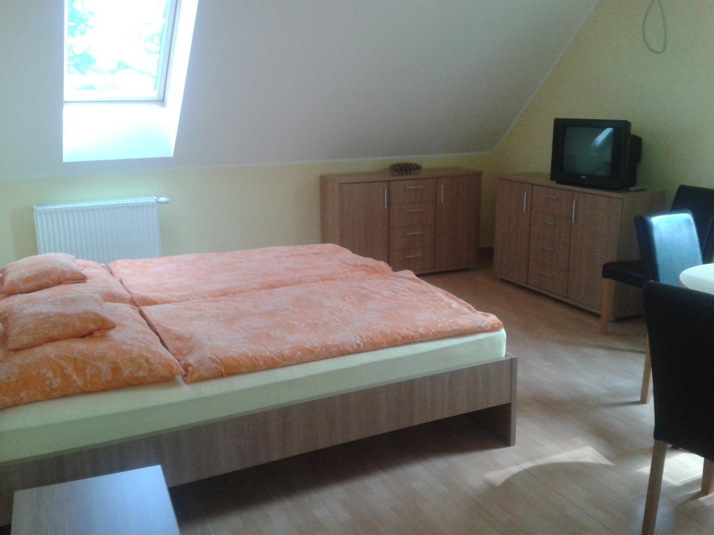Hatarmenti Vendeghaz Zsira Kamer foto